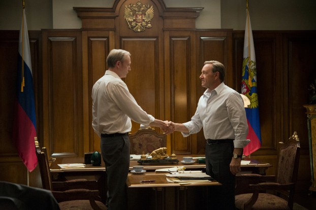President Petrov (Lars Mikkelsen) en president Underwood (Kevin Spacey) schudden elkaar de hand in de Netflix-serie House of Cards. Foto Netflix