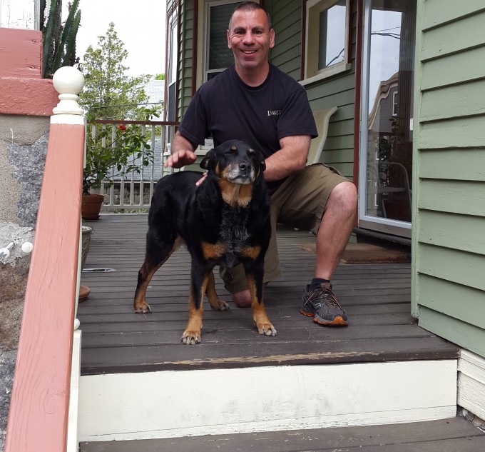 Onze Airbnb-gastheer Thomas en zijn hond Wonder. Foto Hans Klis